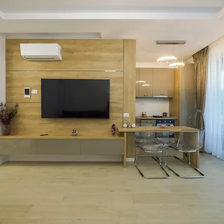 Purple Luxury On Mamaia