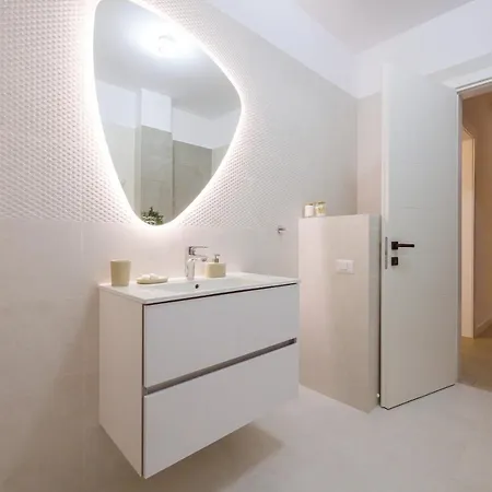 Purple Luxury On Apartment Mamaia