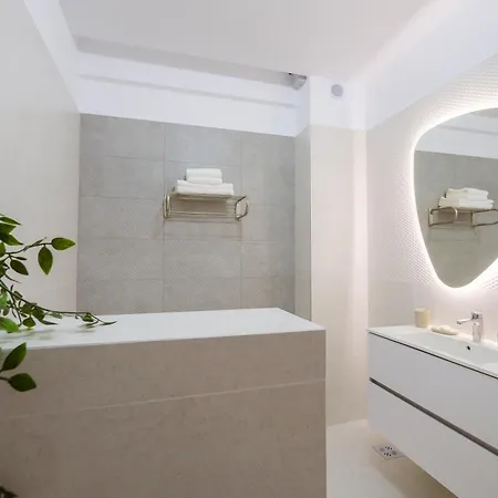 Purple Luxury On Mamaia